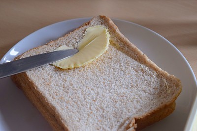 把人造黄油涂在面包上图片下载