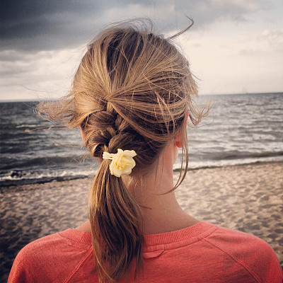 女人在海滩图片下载