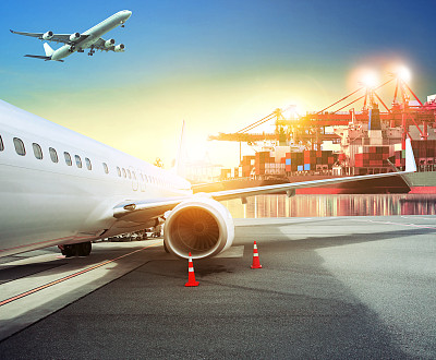 以机场货运飞机和集装箱航运为背景的港口物流经营为主题素材图片