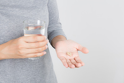 拿着药和眼镜的女人的手图片下载