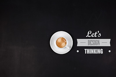Designthinking概念。在黑板上的一杯咖啡。图片下载