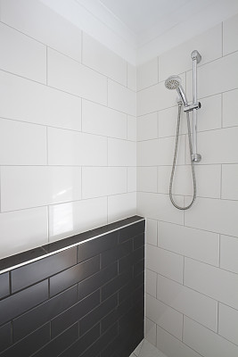 当代漫步淋浴图片下载