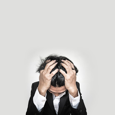 压力山大的年轻商人，白人背景图片下载