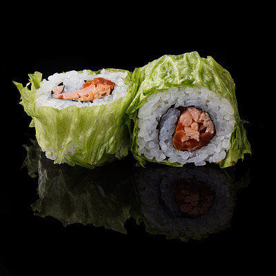黑色背景上的寿司图片下载