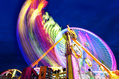多斗挖土机在晚上图片下载