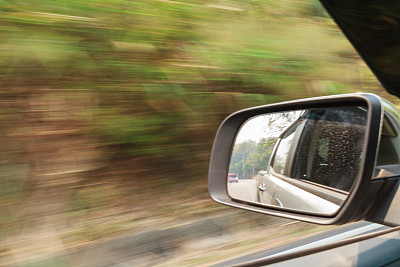 汽车和后视镜。图片下载