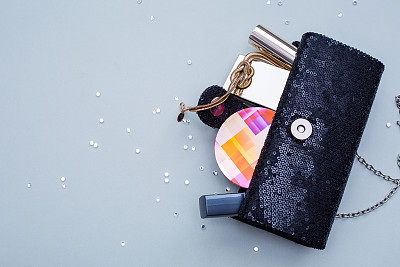 女性手提包与化妆品在灰色背景图片下载