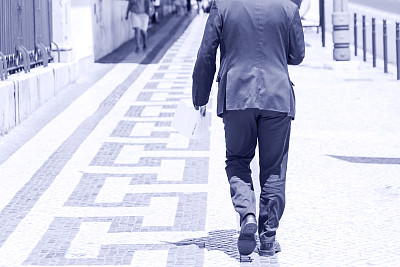 商人走路水平图片下载