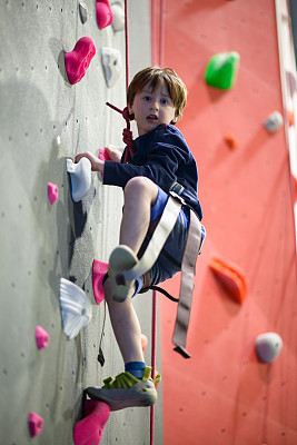 小男孩在室内攀岩图片下载