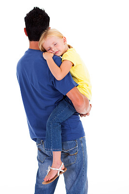 女儿睡在父亲的肩膀上图片下载