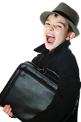 拿着箱子的男孩图片下载