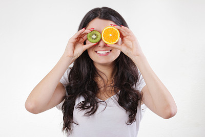 用橙子和猕猴桃片代替眼睛的有趣女人图片下载