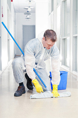 穿着防护工作服清洁办公室图片下载