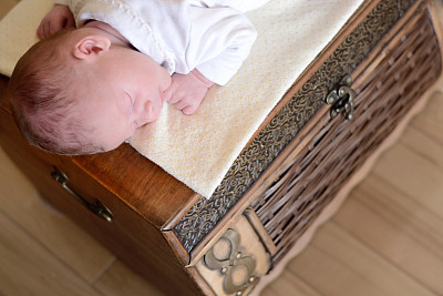 宝贝躺在胸口图片下载