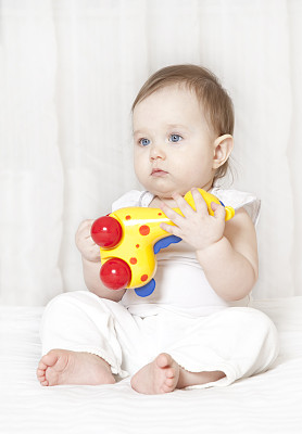 快乐的宝宝玩玩具图片下载
