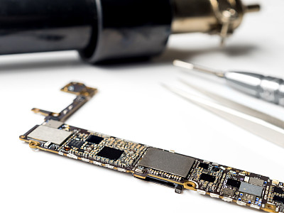 智能手机电路板准备维修图片下载