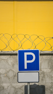 停车标志-蓝色道路标志与字母P在矩形板图片下载