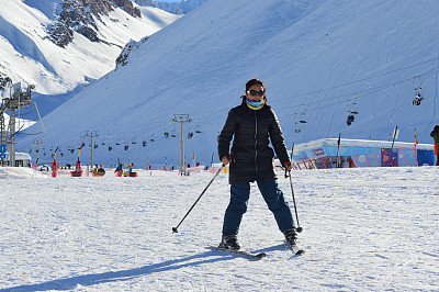 雪中快乐的女人素材图片