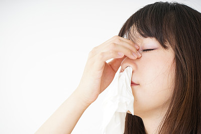 年轻女子流鼻血素材图片