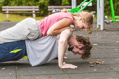 男男女女在户外做俯卧撑。图片下载