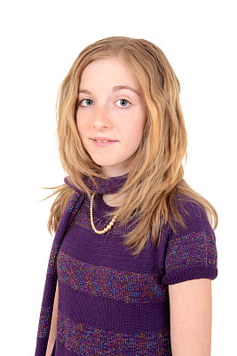 一个穿着紫色毛衣和围巾的孩子的肖像图片下载