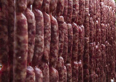 相当多的香肠挂在市场上图片下载