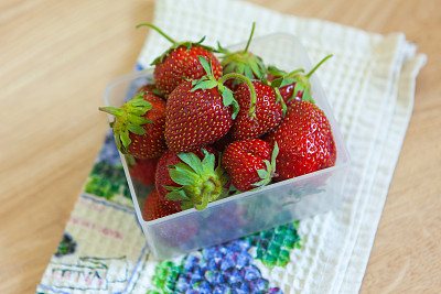 成熟的草莓图片下载