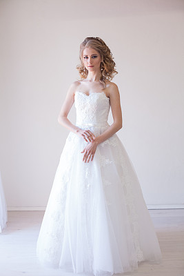 新娘在婚礼前穿着白色礼服素材图片