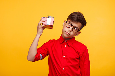 男孩摆姿势与小礼品盒图片下载