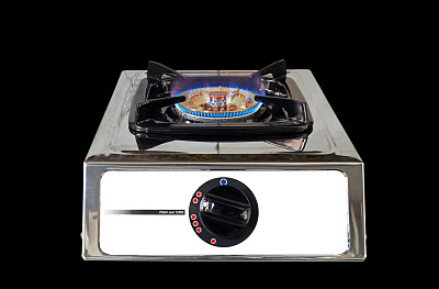 煤气炉与火焰在黑色背景图片下载