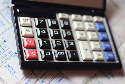 电子计算器。一个计算器的高分辨率数字照片。图片下载