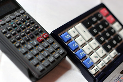 电子计算器。一个计算器的高分辨率数字照片。图片下载