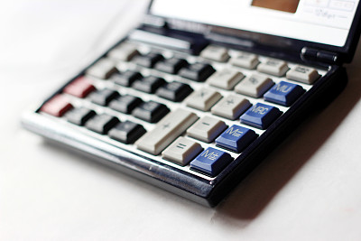 电子计算器。一个计算器的高分辨率数字照片。图片下载