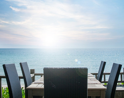 复古的影响在海滩餐厅的餐桌设置，与海景图片下载
