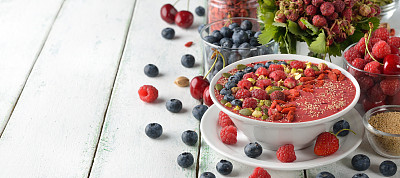 膳食奶昔与浆果图片下载