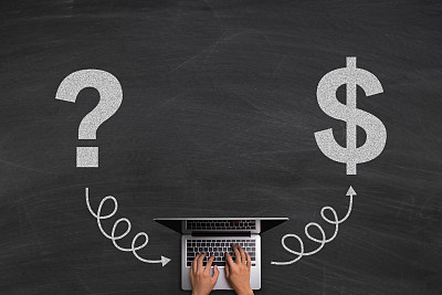 网上赚钱概念与笔记本在黑板上图片下载