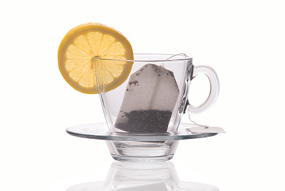 杯子与柠檬片和茶袋孤立在白色的背景图片下载