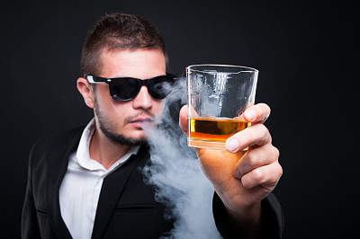 高级高级的男人与优质威士忌图片下载