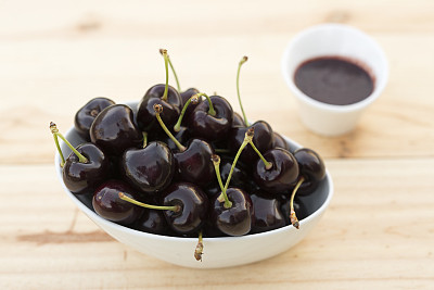 用成熟的樱桃打白花图片下载