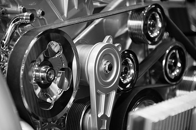 汽车发动机内部机构的滑轮和皮带图片下载