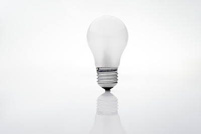 白色背景上的节能灯泡。图片下载