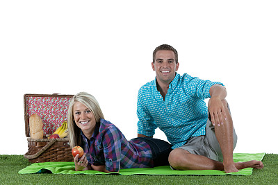 一对夫妇享受野餐图片下载