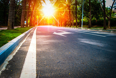 路有阳光照的景色素材图片