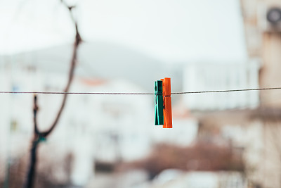 多色衣夹上一根绳子，用来晾晒衣服图片下载