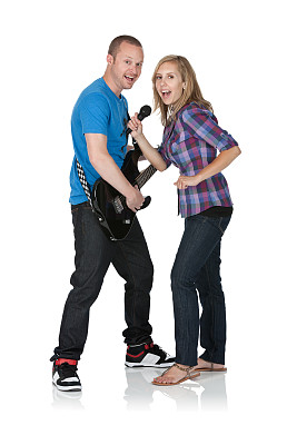 一对夫妇唱歌的肖像图片下载