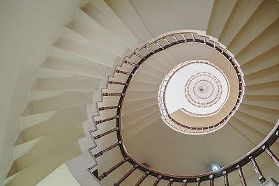 弯曲的楼梯，从下面看，印度加尔各答。图片下载