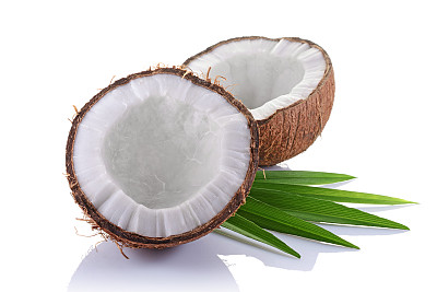 新鲜椰子和绿色的棕榈叶图片下载