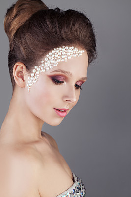 时尚模特与创意化妆。化妆的年轻女子图片下载