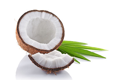 新鲜椰子和绿色的棕榈叶图片下载