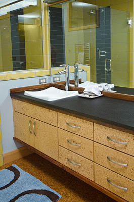 现代浴室水槽的特写图片下载